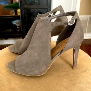 Christian Siriano Gray Hooded Heels SZ 9